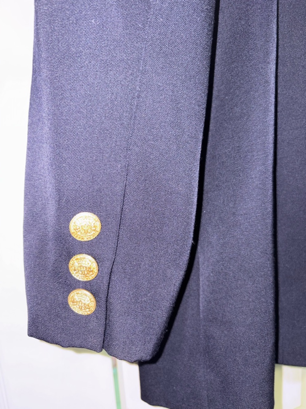 Ellen Tracy Navy Blazer with Gold Crest. 80s VINTAGE w/ 2 extra buttons - Picture 7 of 13